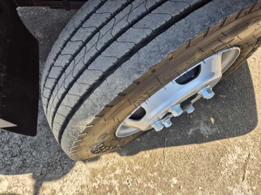 medium and large cargo truck - Vista 10