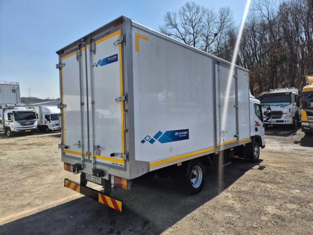 medium and large cargo truck - Vista 6