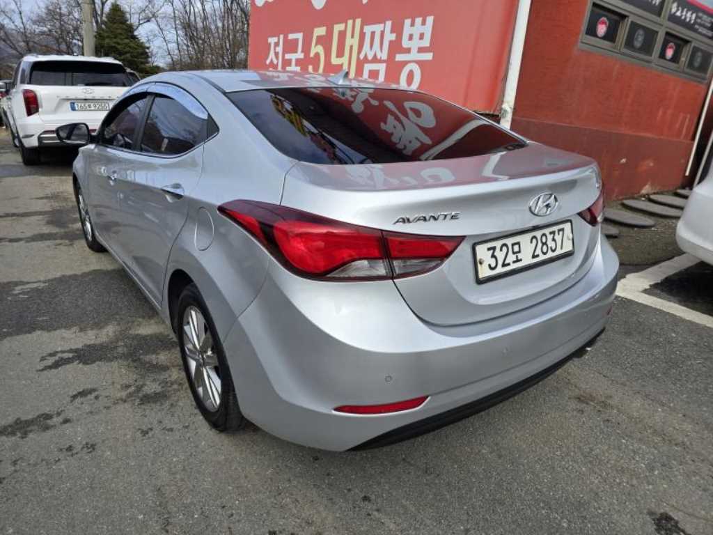 HYUNDAI Avante - Vista 5