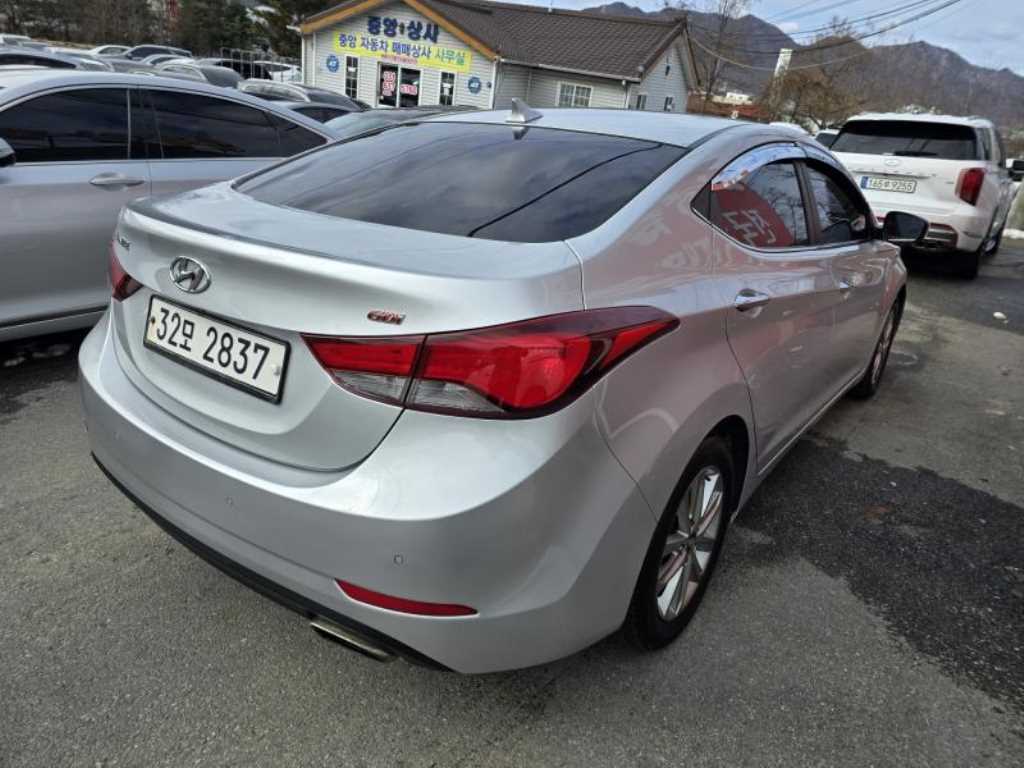 HYUNDAI Avante - Vista 4