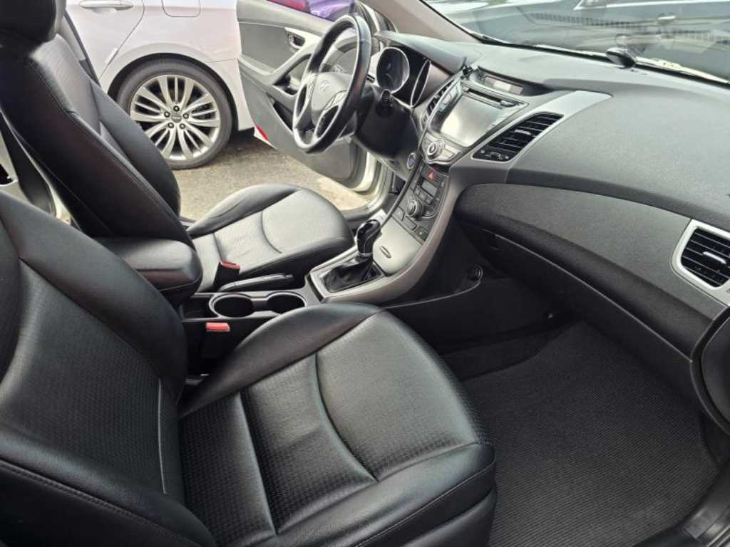 HYUNDAI Avante - Vista 12