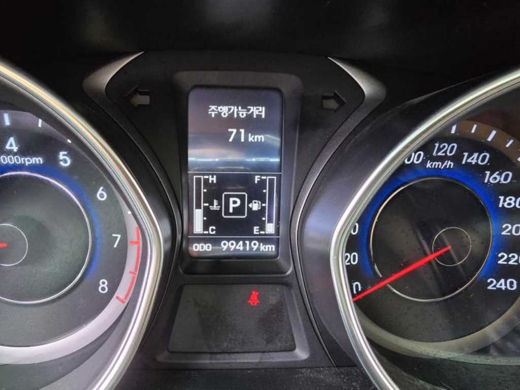 HYUNDAI Avante - Vista 9