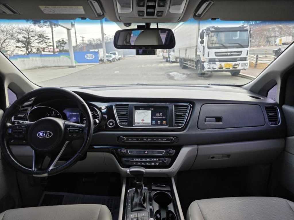 KIA Carnival - Vista 10