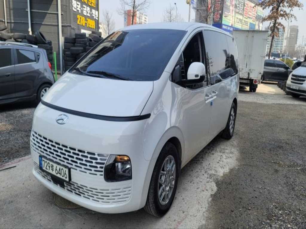 HYUNDAI Staria