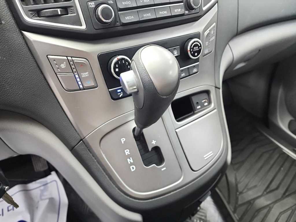 HYUNDAI Starex - Vista 8