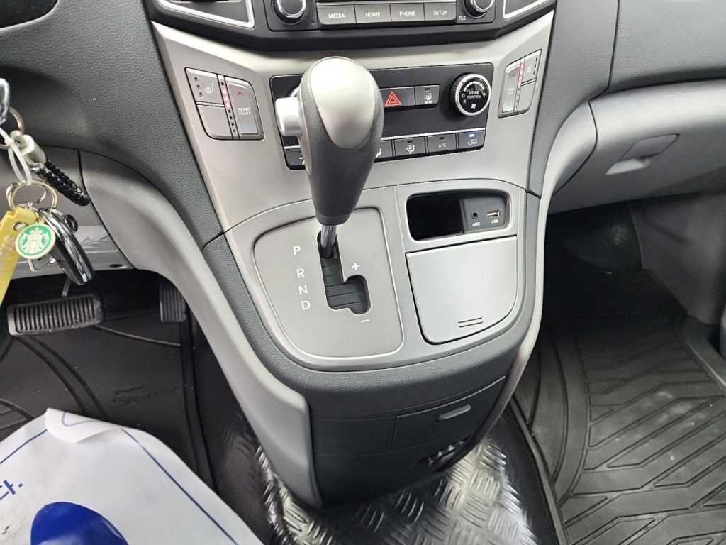 HYUNDAI Starex - Vista 8