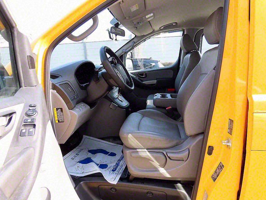 HYUNDAI Starex - Vista 5