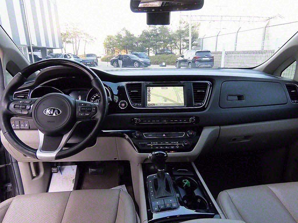 KIA Carnival - Vista 8