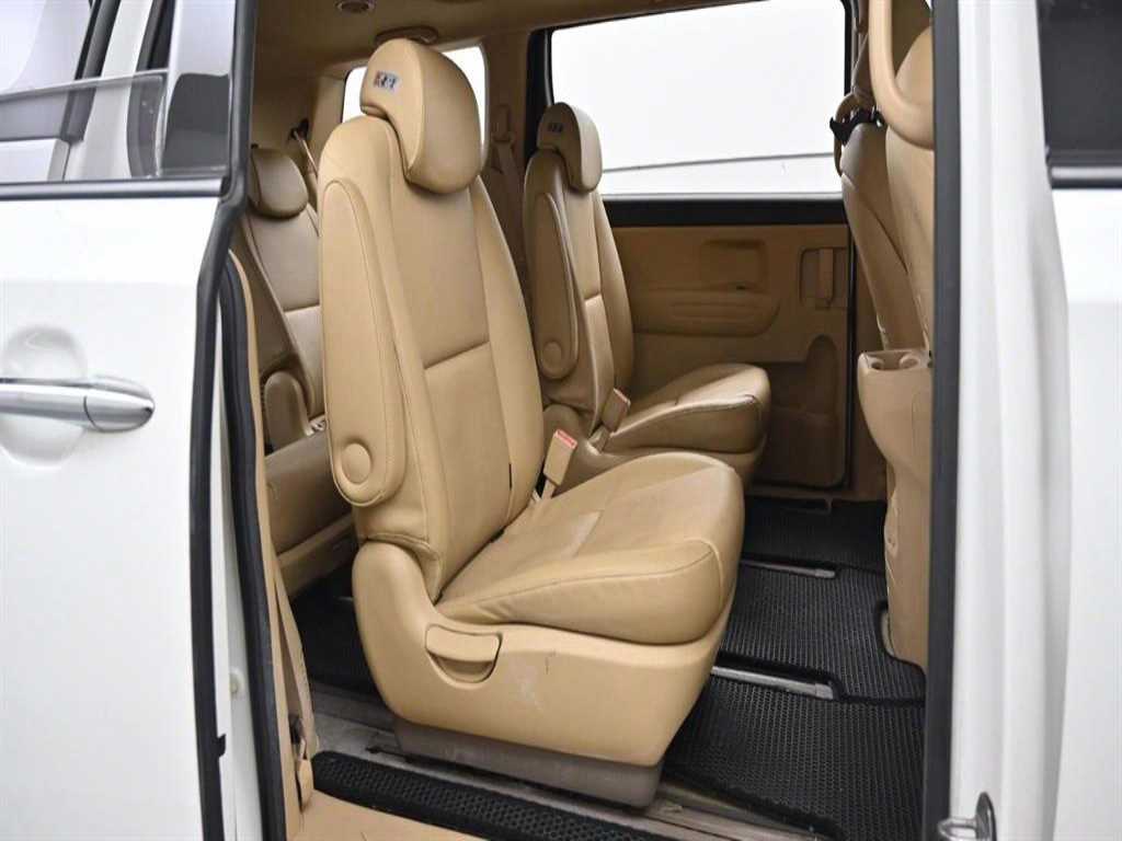 KIA Carnival - Vista 12