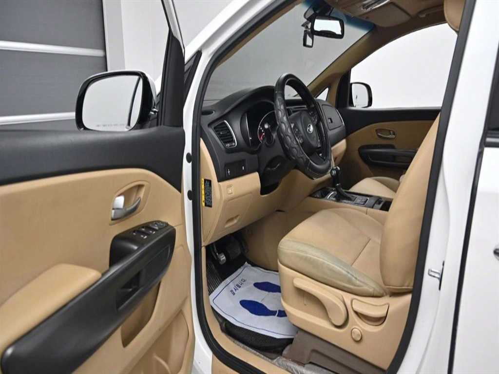 KIA Carnival - Vista 11
