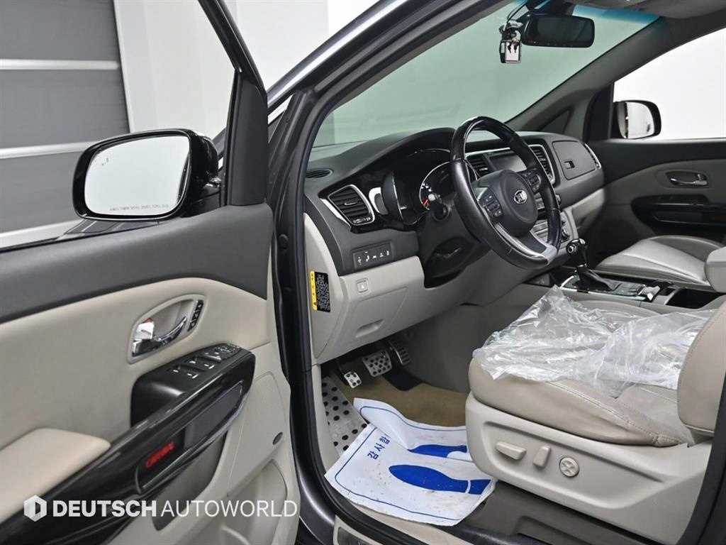 KIA Carnival - Vista 11