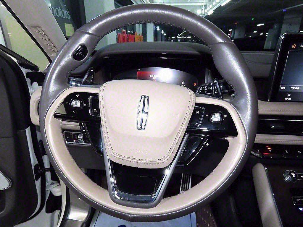 Lincoln Aviator - Vista 9