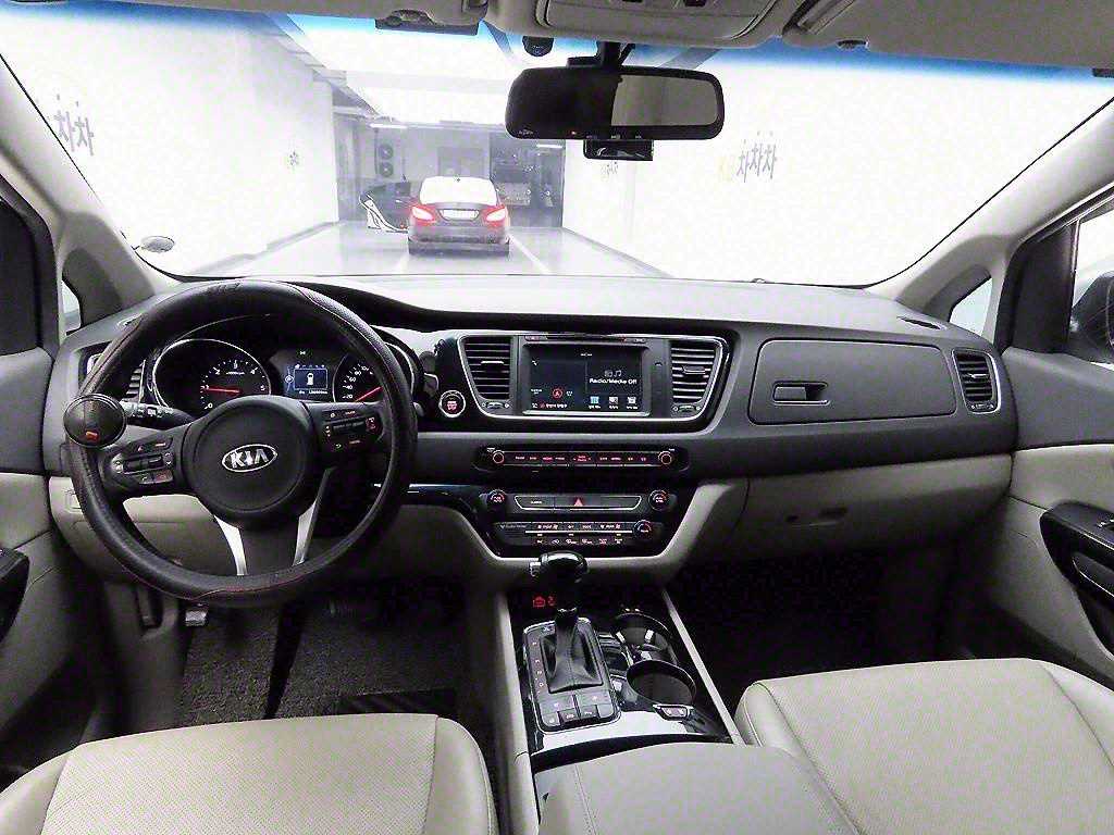 KIA Carnival - Vista 8