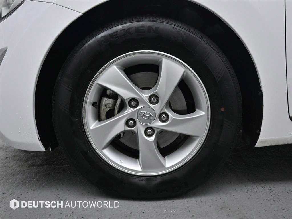 HYUNDAI Avante - Vista 5