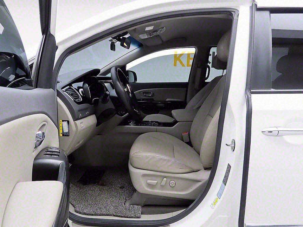 KIA Carnival - Vista 12
