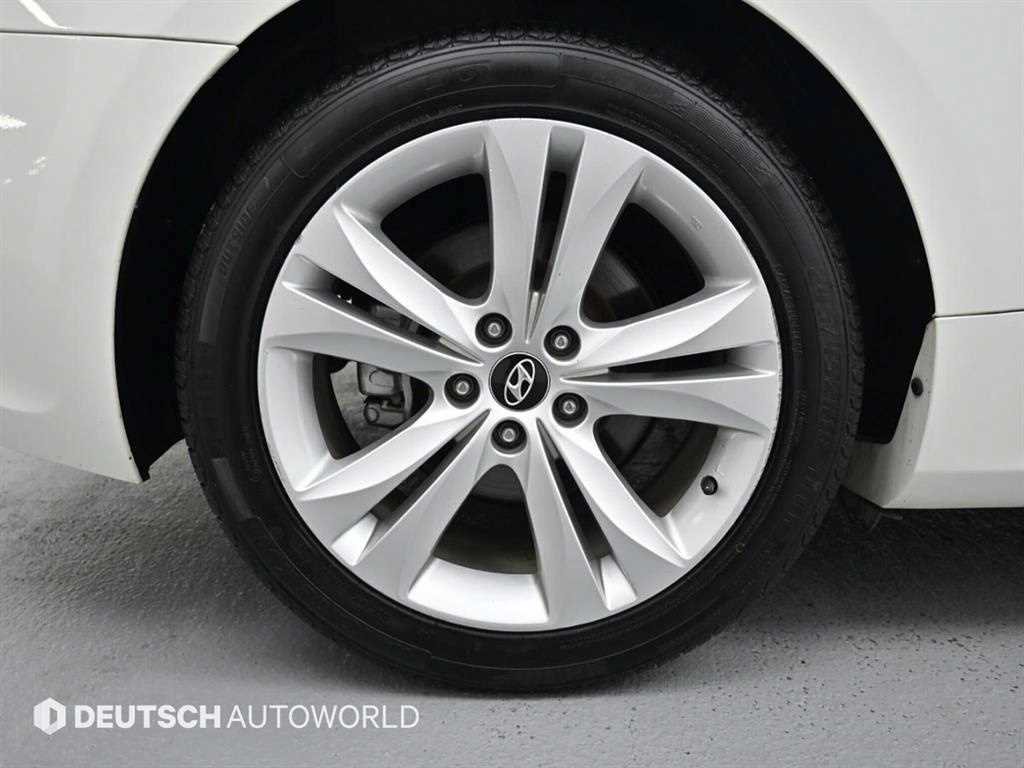 HYUNDAI Genesis - Vista 5