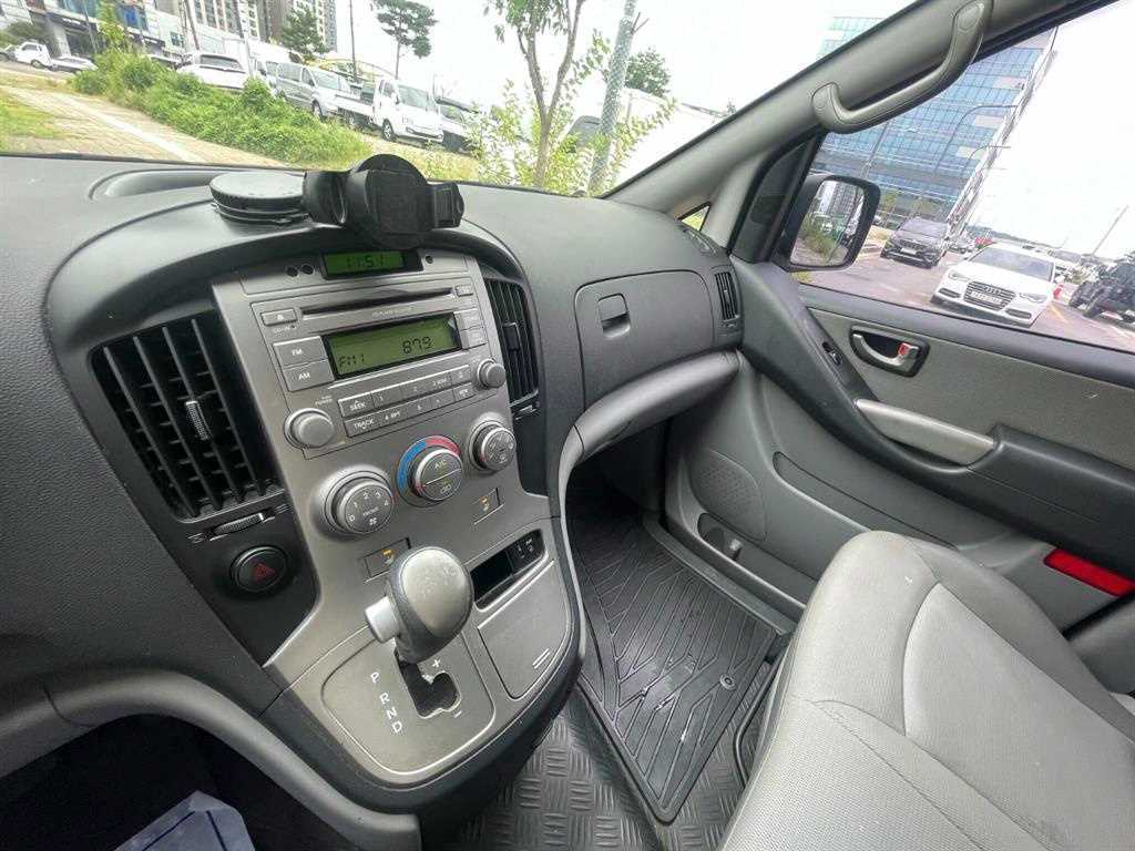 HYUNDAI Starex - Vista 5