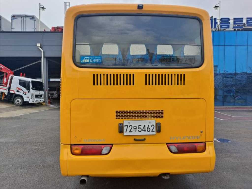 medium and large bus Medium-sized Hyundai Bus - Vista 4