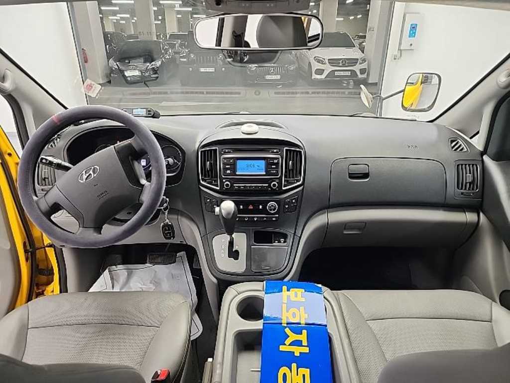 HYUNDAI Starex - Vista 7