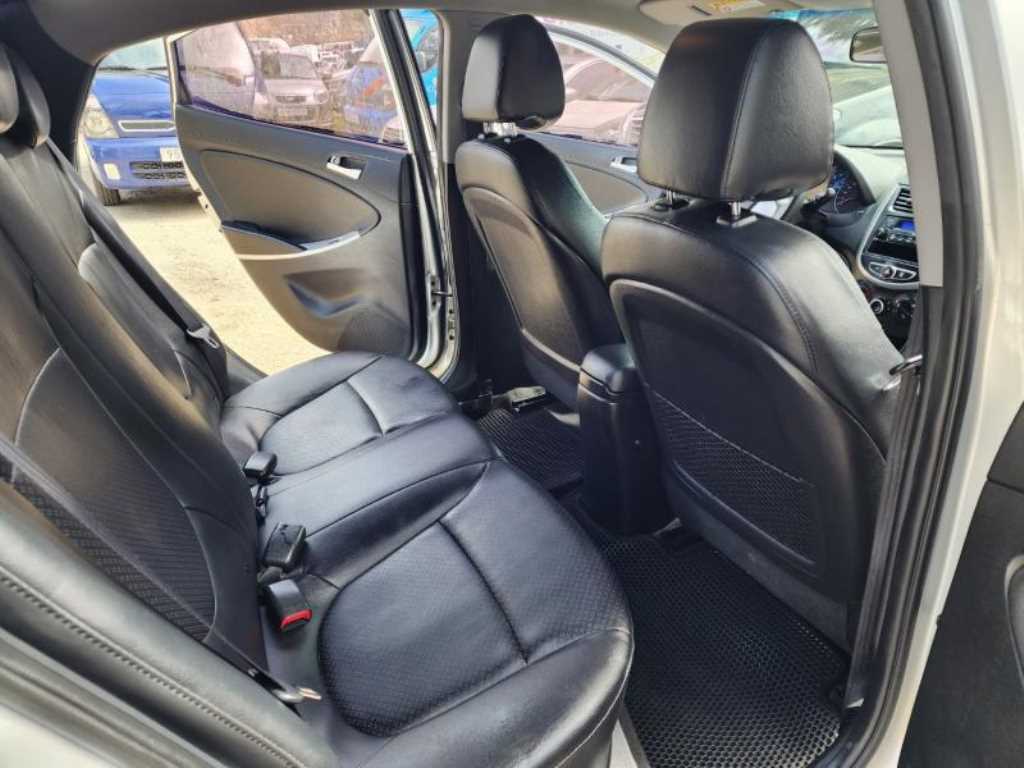 HYUNDAI Accent - Vista 8