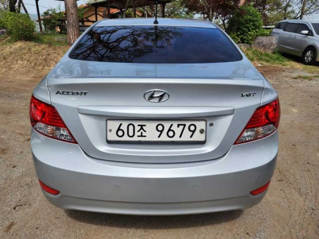 HYUNDAI Accent - Vista 6