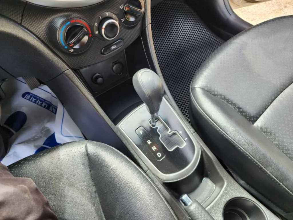 HYUNDAI Accent - Vista 12