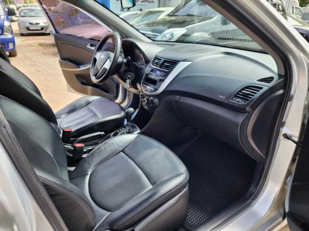 HYUNDAI Accent - Vista 9