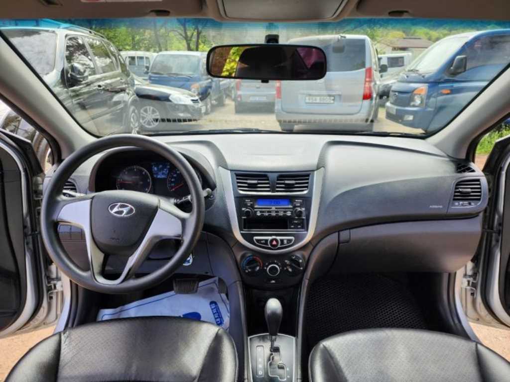 HYUNDAI Accent - Vista 7