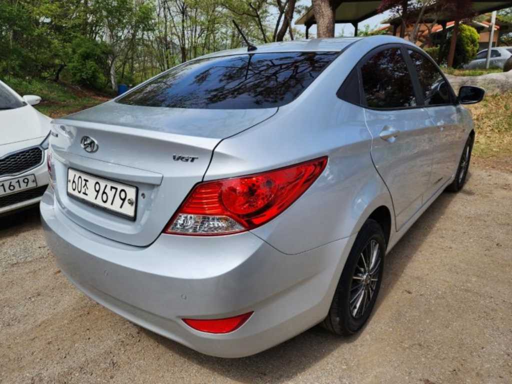HYUNDAI Accent - Vista 5