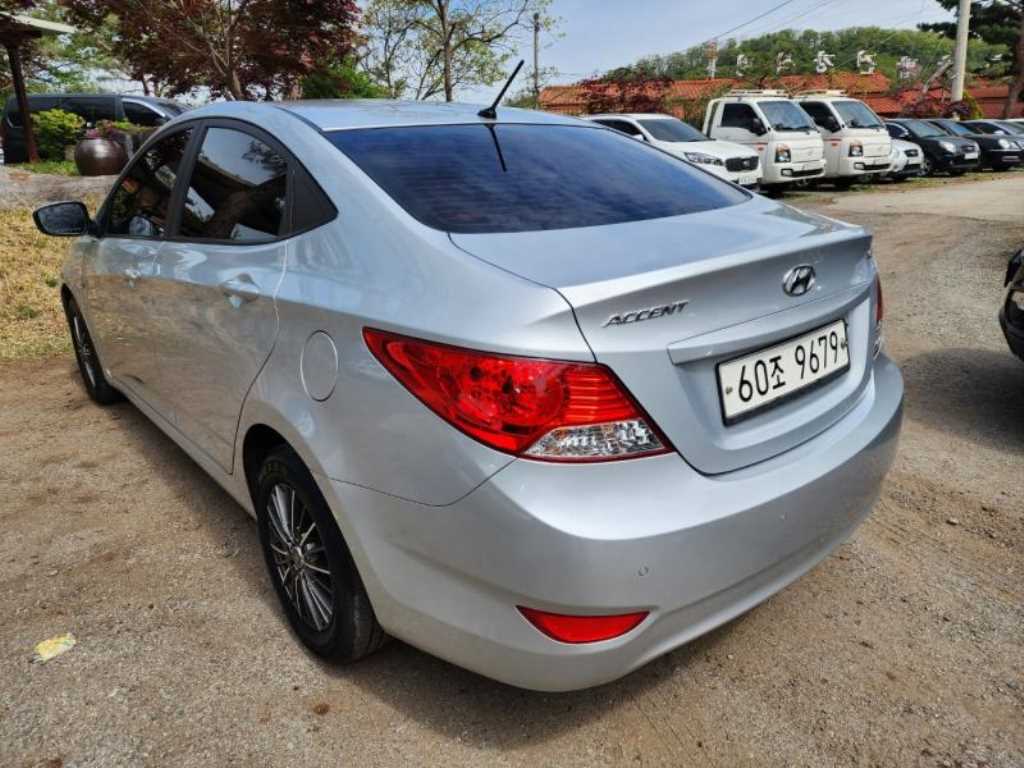 HYUNDAI Accent - Vista 4