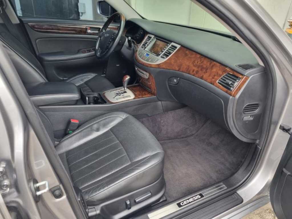 HYUNDAI Genesis - Vista 10