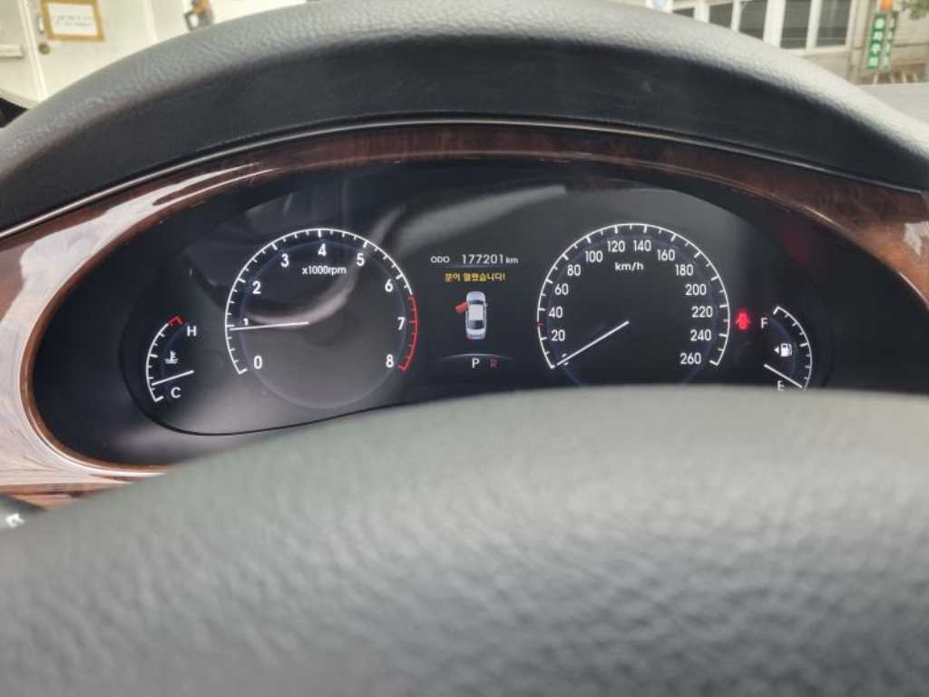 HYUNDAI Genesis - Vista 8