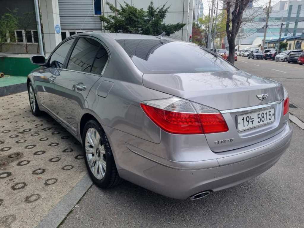 HYUNDAI Genesis - Vista 5