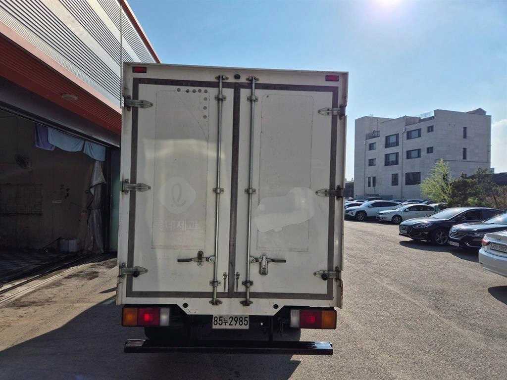 medium and large cargo truck - Vista 5