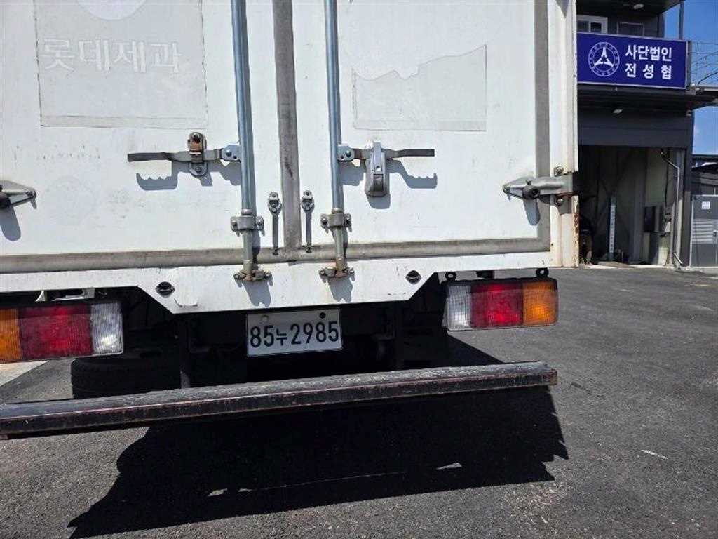 medium and large cargo truck - Vista 6