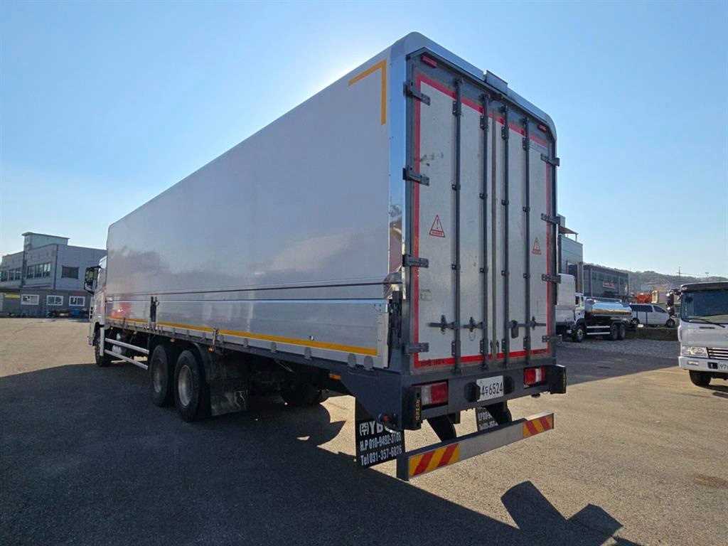 medium and large cargo truck - Vista 6