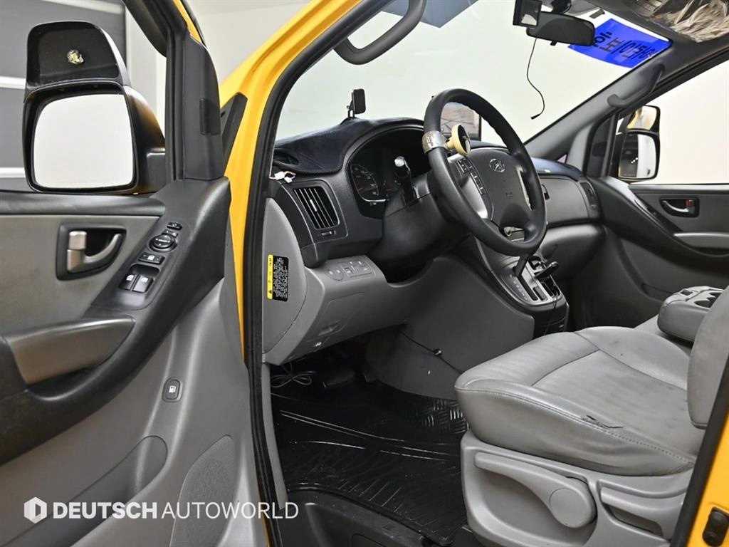 HYUNDAI Starex - Vista 12