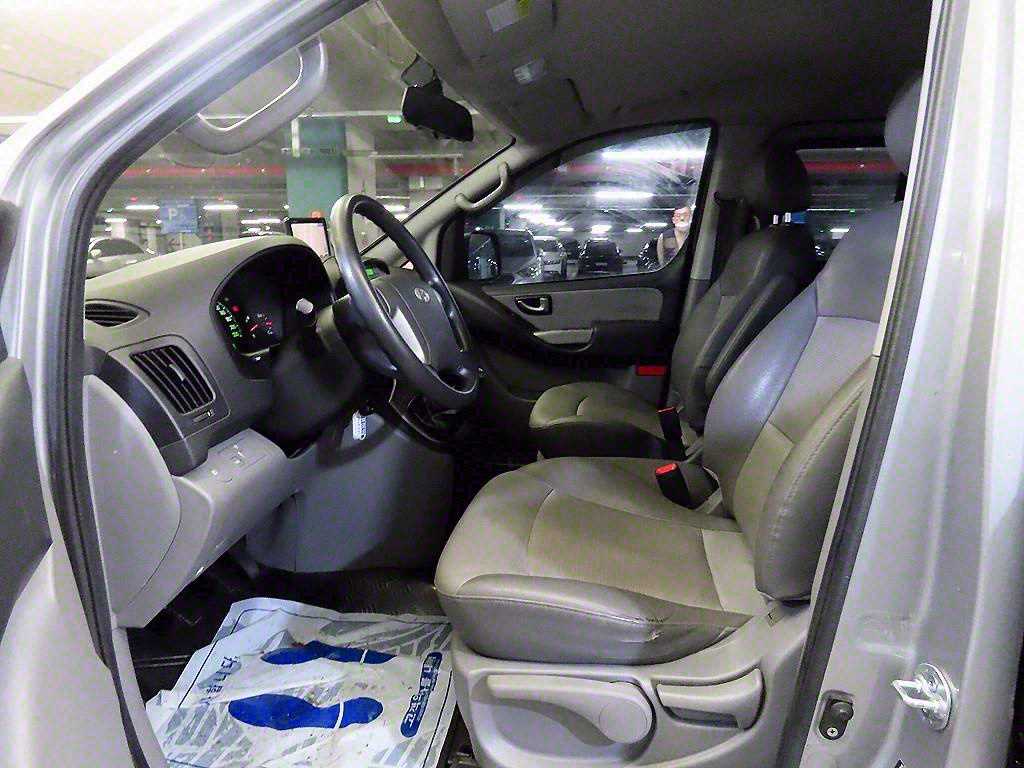 HYUNDAI Starex - Vista 6