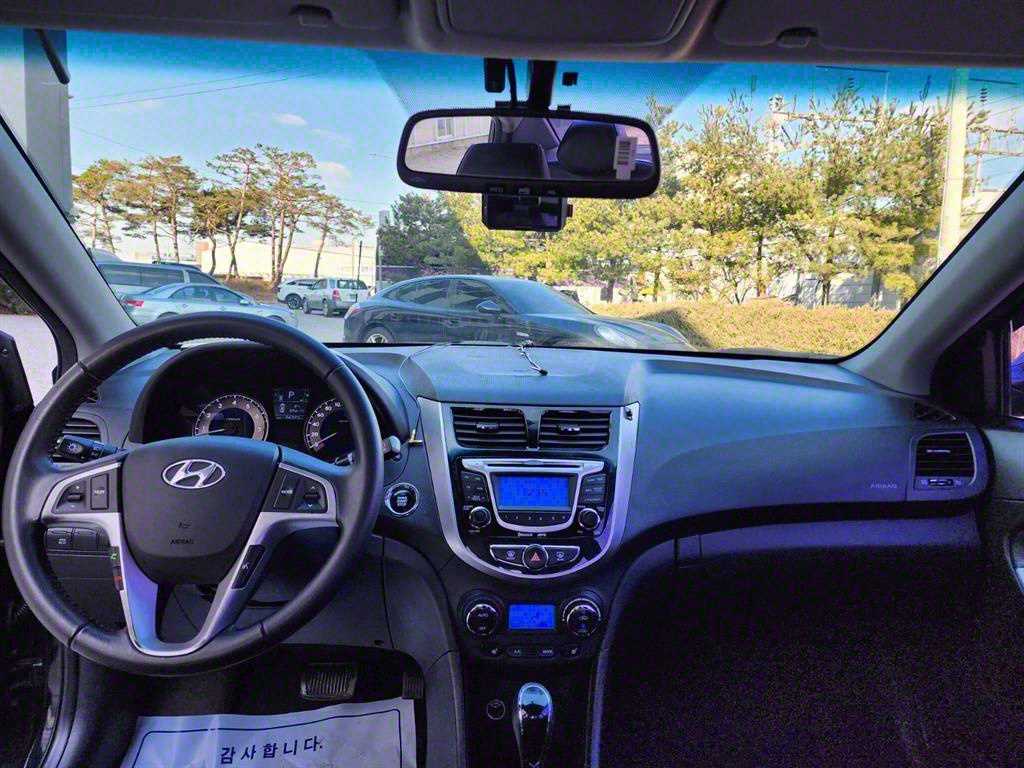 HYUNDAI Accent - Vista 7