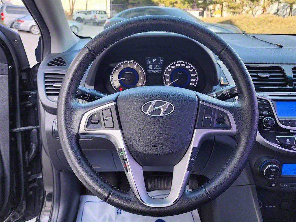 HYUNDAI Accent - Vista 8