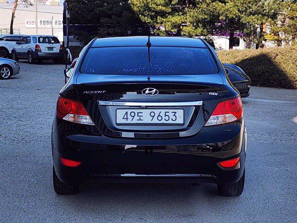 HYUNDAI Accent - Vista 4