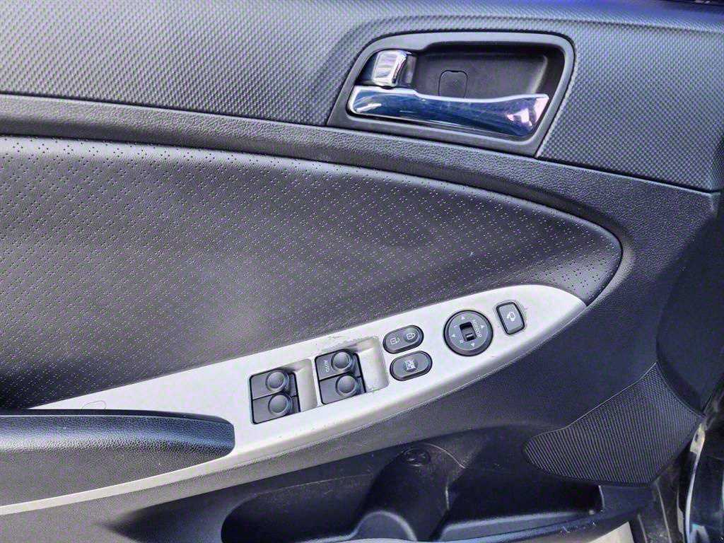 HYUNDAI Accent - Vista 11