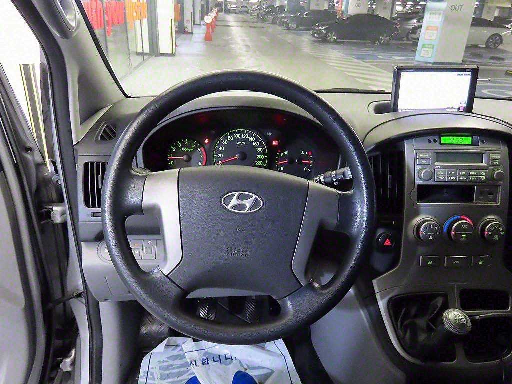 HYUNDAI Starex - Vista 8