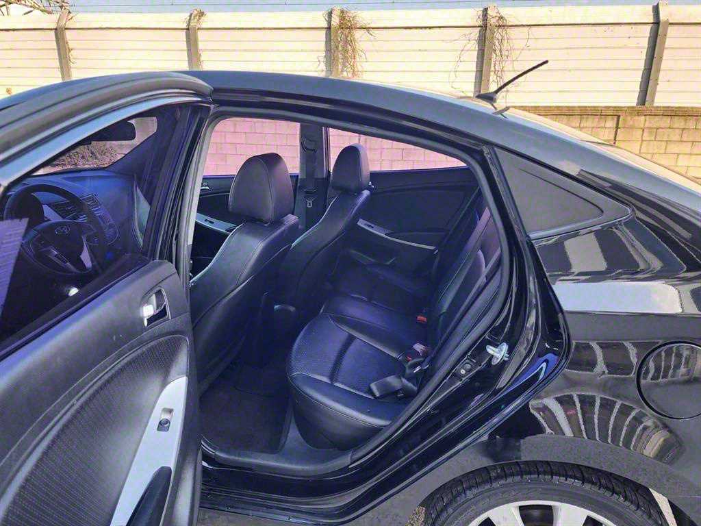 HYUNDAI Accent - Vista 6