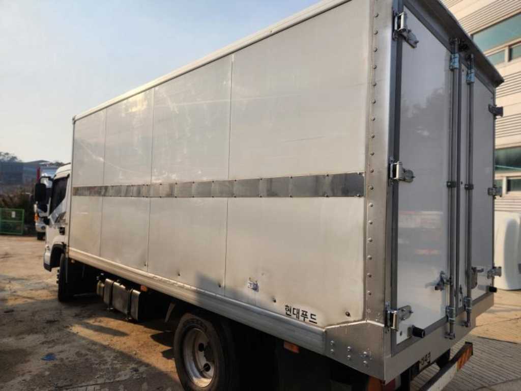 medium and large cargo truck - Vista 4