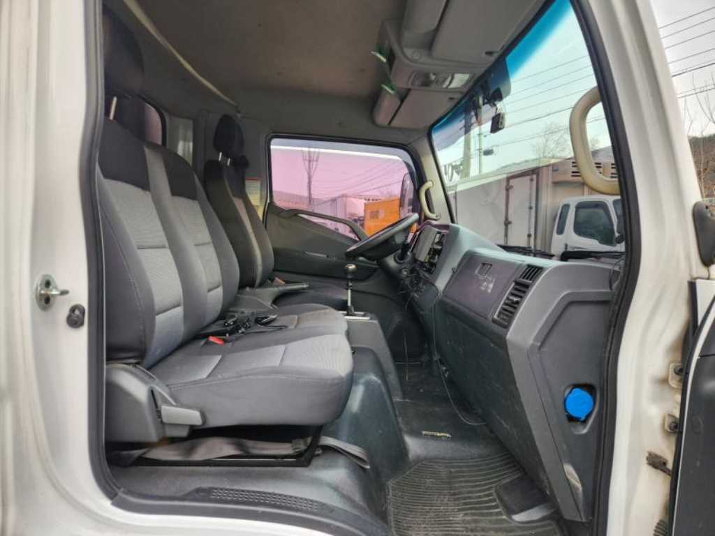 medium and large cargo truck - Vista 9