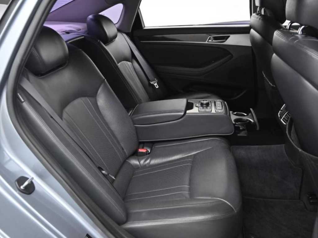 HYUNDAI Genesis - Vista 12