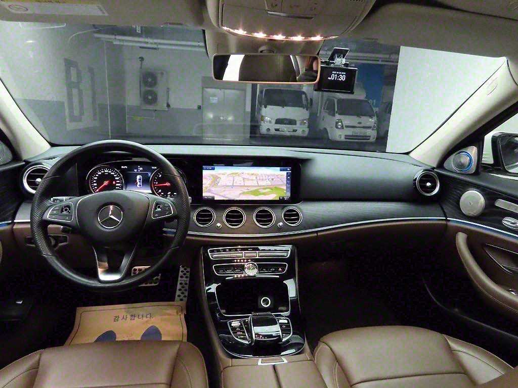 Mercedes Benz E class - Vista 7