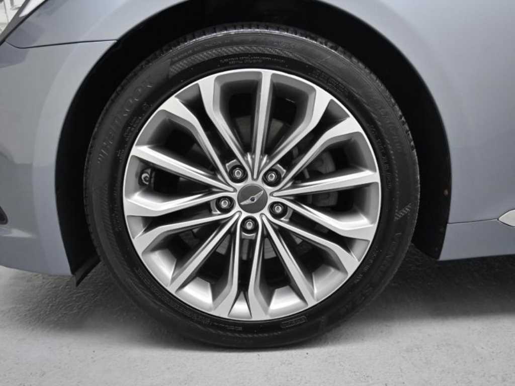 HYUNDAI Genesis - Vista 5