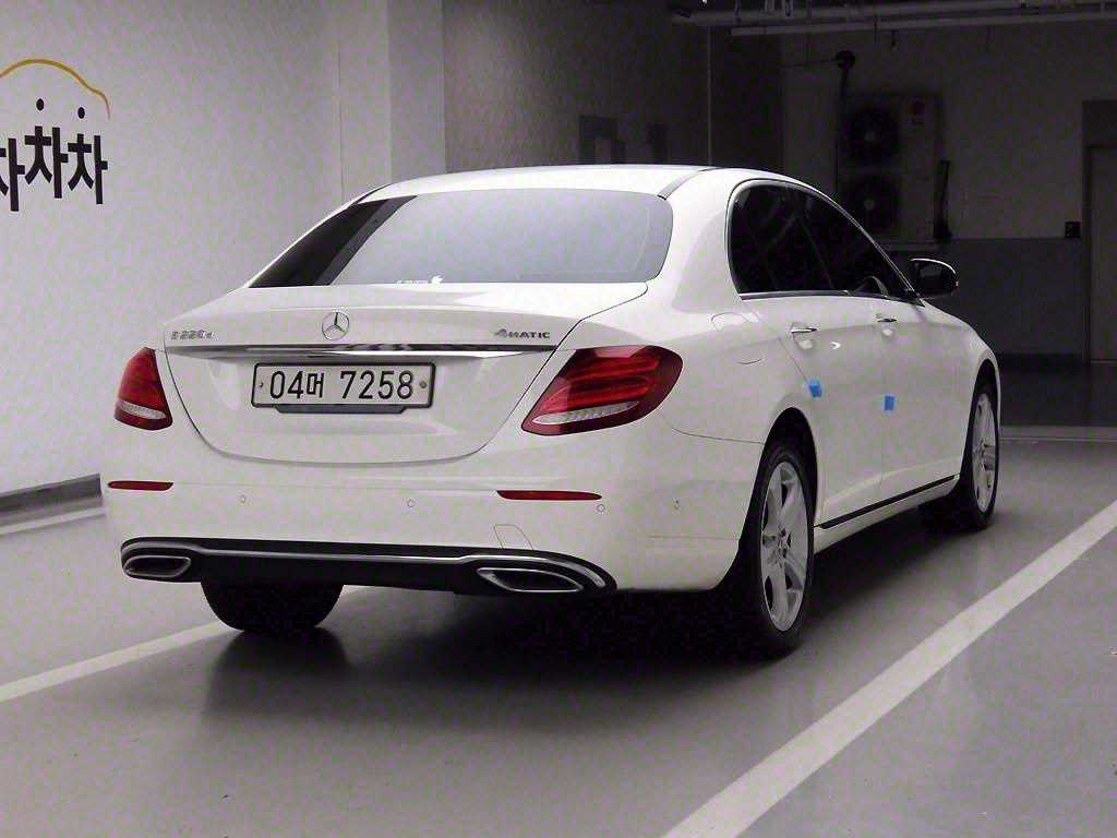 Mercedes Benz E class - Vista 4